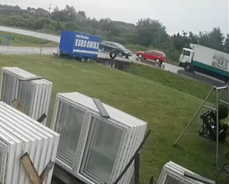 Snimak stravične nesreće iz BiH: Kamionom udario u golfa i odnio ga s ceste