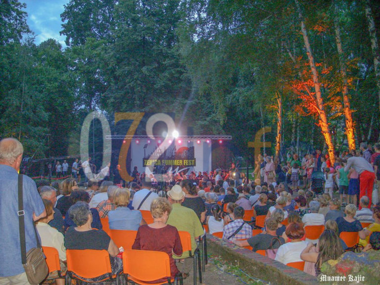 Kamerni simfonijski orkestar filmskom muzikom uljepšao ljetnu noć više stotina Zeničana