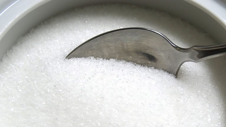 Za spas pčela stavite u dvorište mješavinu šećera i vode