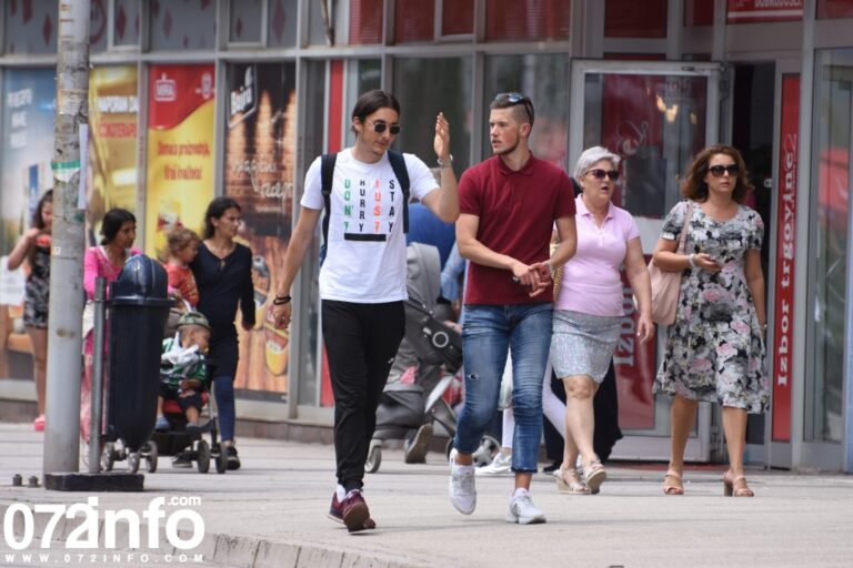 Ljeto je tu: Ugodno i sunčano vrijeme izmamilo Zeničane na ulice (FOTO)