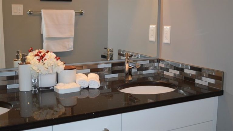 Muž poludio i ženi napisao detaljan popis pravila u kupaoni