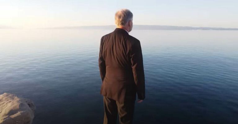 Predizborni spot kakav još nije viđen: Kandidat skočio sa stijene (VIDEO)