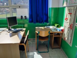 skola nastavnik racunar 696x522 1