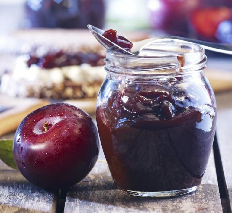 Do proljeća uživajte u ukusnim slasticama od smokve, šljiva, šipka i borovnica