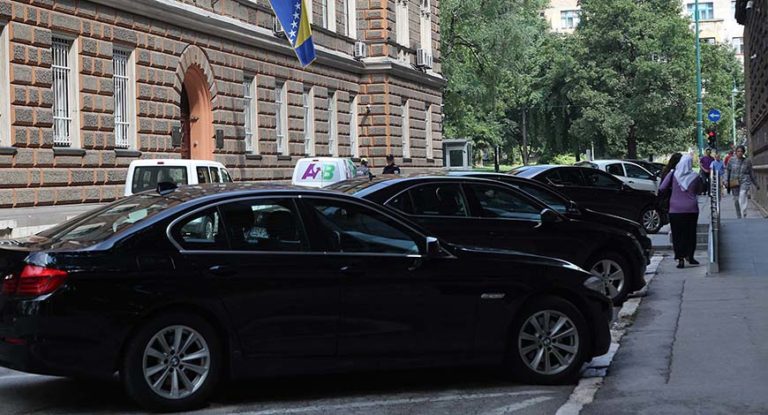 Funkcioneri u BiH imaju više službenih vozila nego neke opštine stanovnika