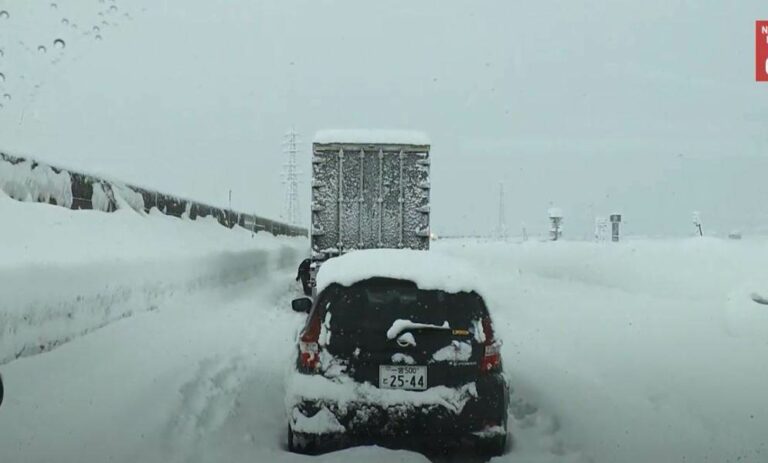 Japan: Blizu 1.100 automobila zaglavljeno na putu nakon snježne oluje