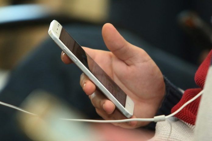 telefon mobilni foto S PASALIC 872x581 1 696x464 1