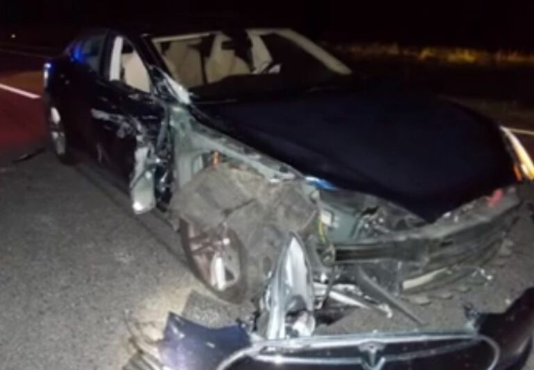 Uključio autopilot na Tesli, gledao film i zamalo usmrtio policajce