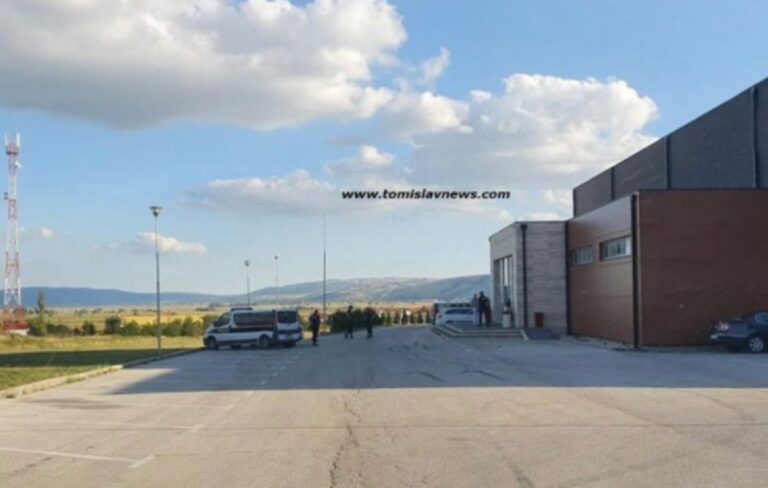 Samo u BiH: Specijalci blokirali ulazak svatova koji nisu marili na koronavirus