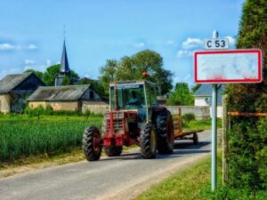 traktor na cesti ilustacija pixabay 696x522 1