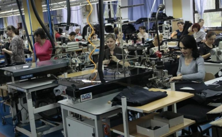 Tekstilna industrija BiH: Radnike plaćaju 500 KM, a kaput prodaju za 400 eura