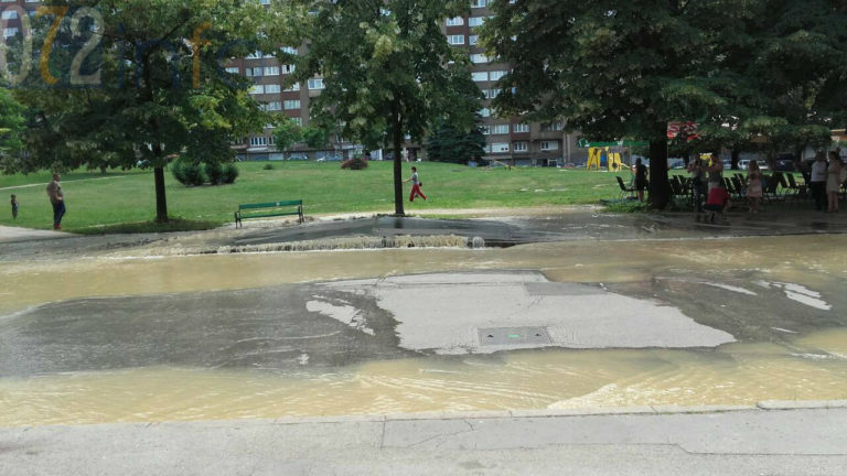 Pukla cijev u centru Zenice, poplavljen Trg Alije Izetbegovića