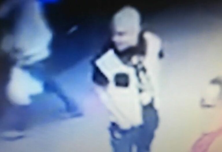 Šokantan snimak: Glavom nokautirao ženu ispred prodavnice