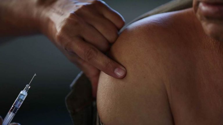 Volonter primio prvu dozu eksperimentalne vakcine protiv korona virusa