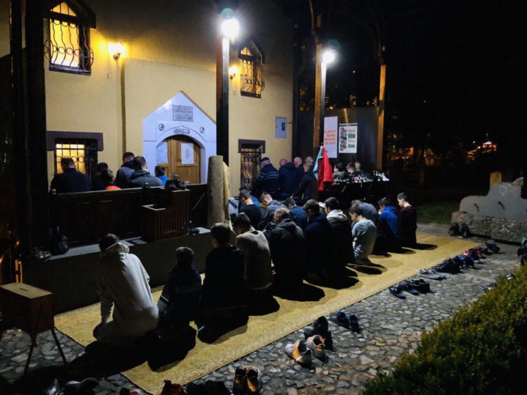 Zeničani noć Lejletu-l-kadr provode uz Kur’an, zikr i ilahije (FOTO)