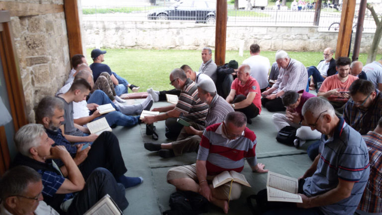 ZENICA Vjernici u Čaršijskoj džamiji uživaju slušajući 12 hafiza kako uče Kur’an