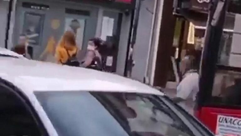 Nevjerovatan snimak iz regiona: Vozač autobusa šokirao prisutne