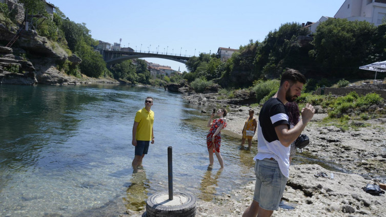 Tropske vrućine u BiH: Građani padali u nesvijest, povećan broj srčanih udara