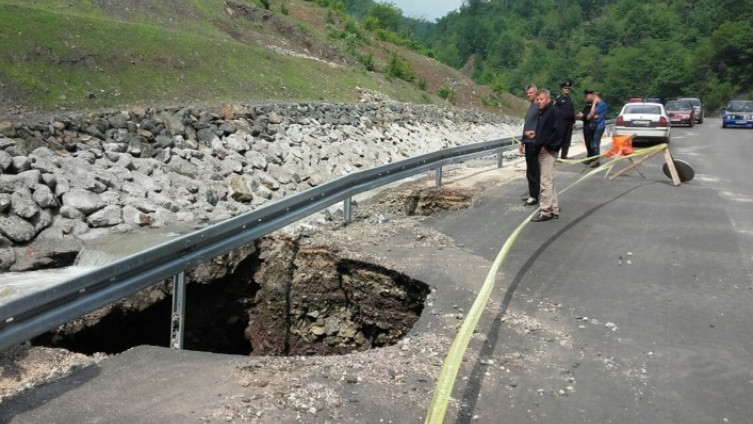 Cjevovod mini hidrocentrale uzrokovao oštećenje puta Nemila – Bistričak u Zenici