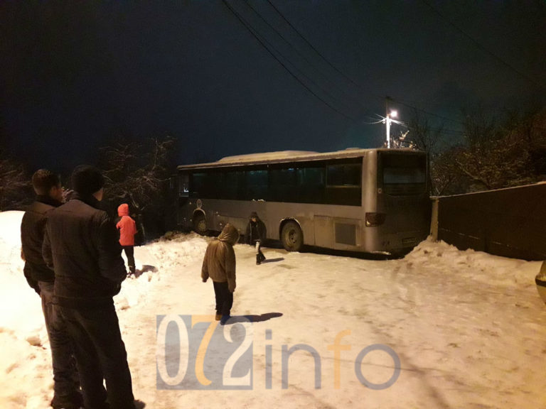 IZBJEGNUTA TRAGEDIJA KOD ZENICE: Autobus s putnicima proklizao i umalo završio u provaliji pored puta