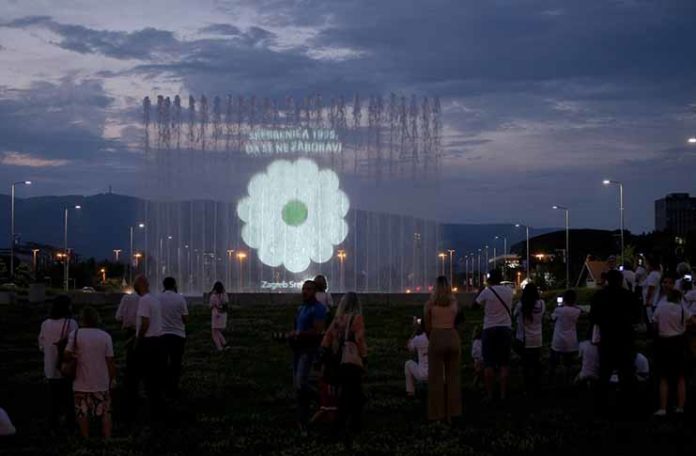 Svjetlosna projekcija srebreničkog cvijeta na fontanama u Zagrebu (FOTO)