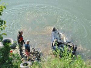 zbog nepaznje vozaca automobil zavrsio na dnu drine 166233 5f2409434dcf0