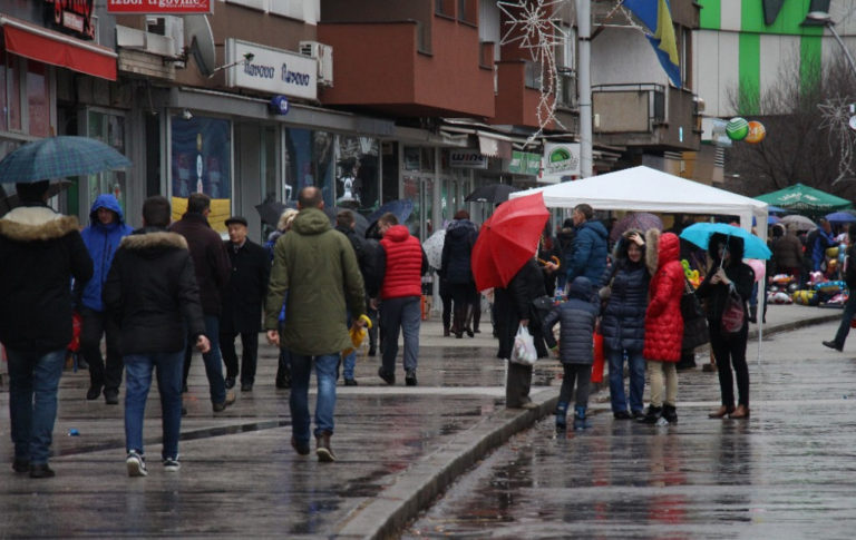 Praznična atmosfera u Zenici, građani se užurbano pripremaju za slavlje (FOTO)
