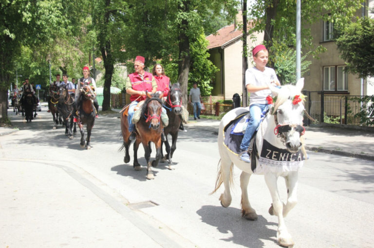 Sa bajracima i u narodnoj nošnji zenički konjanici krenuli na Ajvatovicu